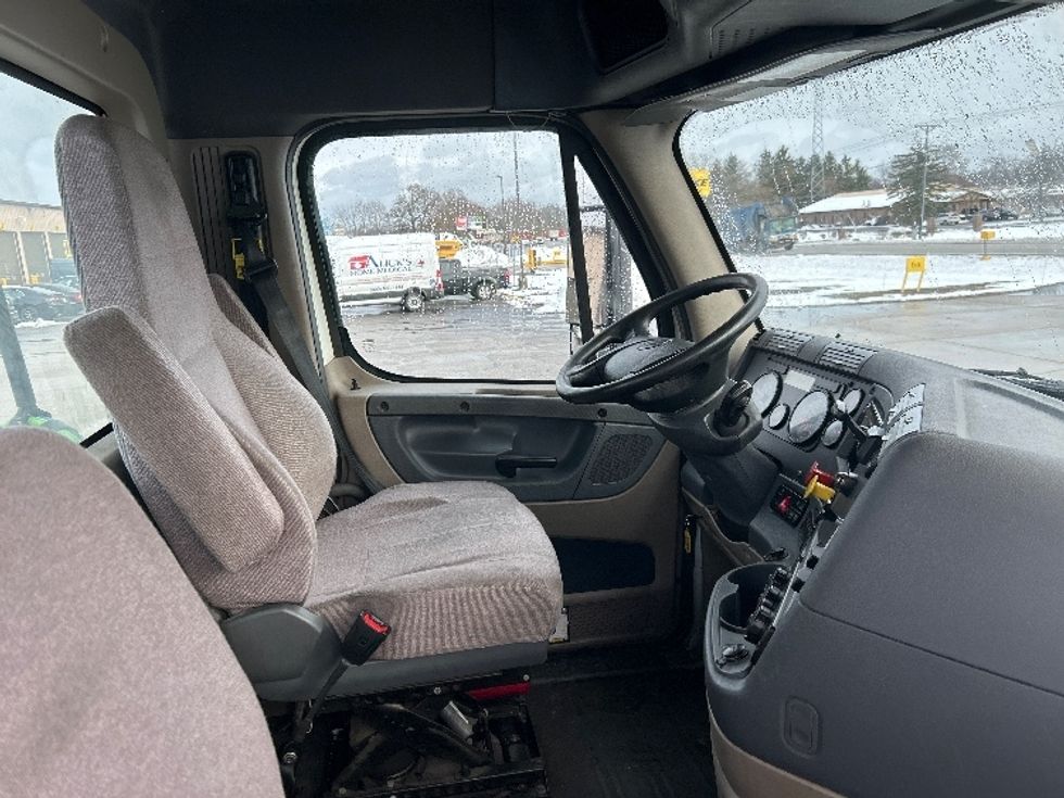 Day Cab Tractor-Heavy Duty Tractors-Freightliner-2020-Cascadia 11342ST-Elkhart-IN-295,696\n\t\tmiles-$ 34,000 - Image 14