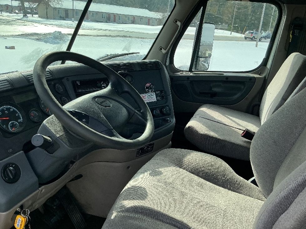 Day Cab Tractor-Heavy Duty Tractors-Freightliner-2020-Cascadia 11342ST-Elkhart-IN-300,257\n\t\tmiles-$ 33,500 - Image 10