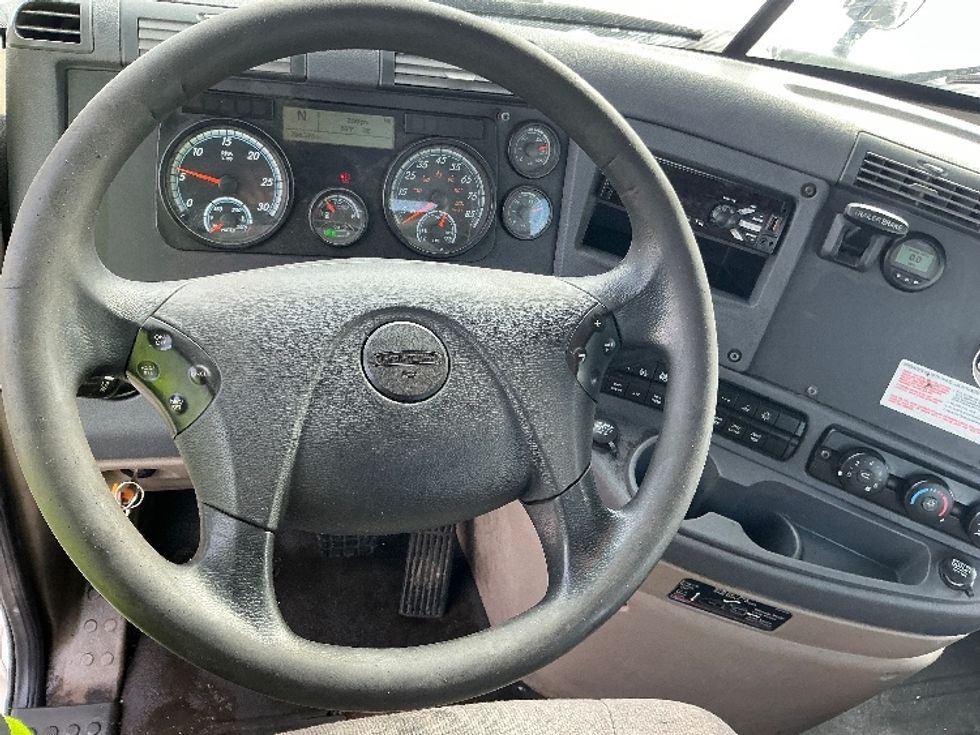 Day Cab Tractor-Heavy Duty Tractors-Freightliner-2020-Cascadia 11342ST-Elkhart-IN-300,257\n\t\tmiles-$ 33,500 - Image 11