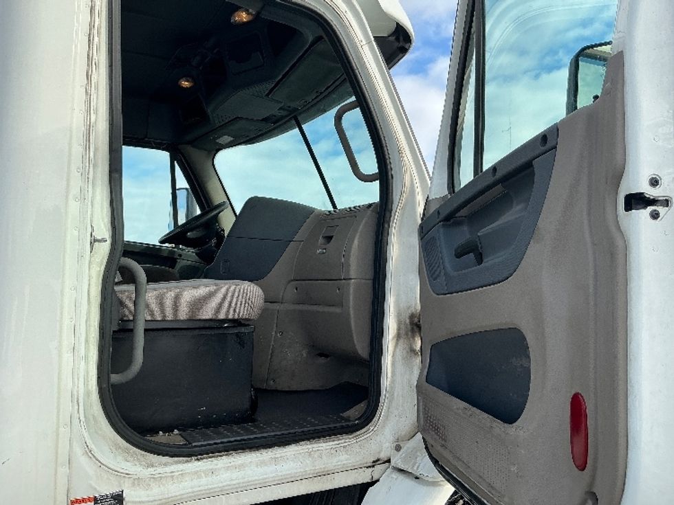 Day Cab Tractor-Heavy Duty Tractors-Freightliner-2020-Cascadia 11342ST-Elkhart-IN-300,257\n\t\tmiles-$ 33,500 - Image 12