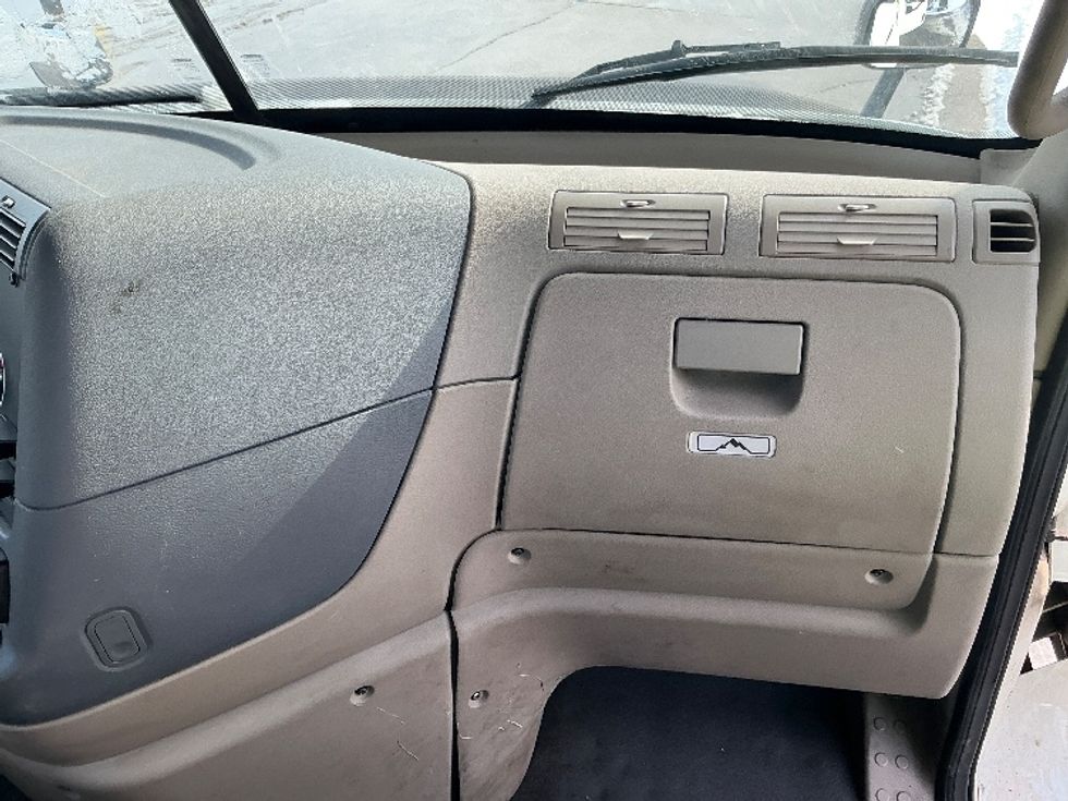 Day Cab Tractor-Heavy Duty Tractors-Freightliner-2020-Cascadia 11342ST-Elkhart-IN-300,257\n\t\tmiles-$ 33,500 - Image 13