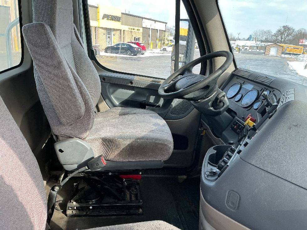 Day Cab Tractor-Heavy Duty Tractors-Freightliner-2020-Cascadia 11342ST-Elkhart-IN-300,257\n\t\tmiles-$ 33,500 - Image 14