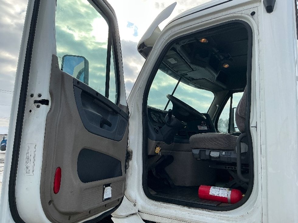 Day Cab Tractor-Heavy Duty Tractors-Freightliner-2020-Cascadia 11342ST-Elkhart-IN-300,257\n\t\tmiles-$ 33,500 - Image 9