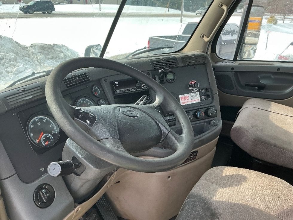 Day Cab Tractor-Heavy Duty Tractors-Freightliner-2020-Cascadia 11342ST-Elkhart-IN-394,342\n\t\tmiles-$ 29,250 - Image 10