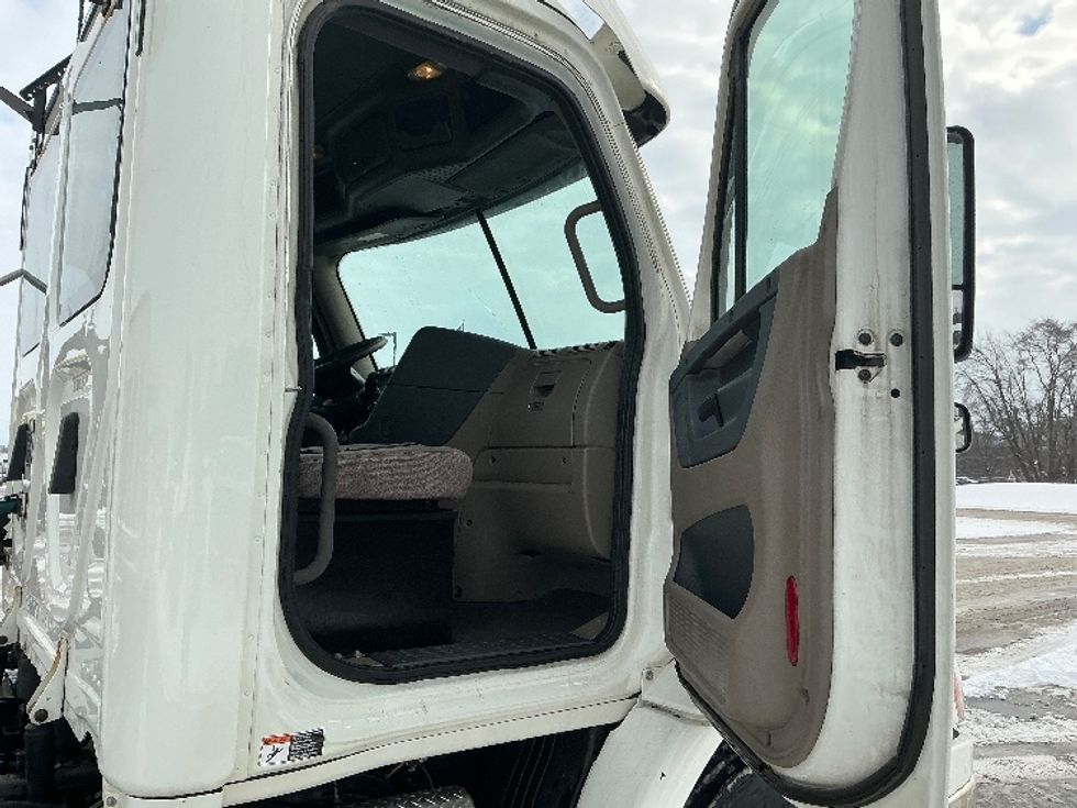 Day Cab Tractor-Heavy Duty Tractors-Freightliner-2020-Cascadia 11342ST-Elkhart-IN-394,342\n\t\tmiles-$ 29,250 - Image 12