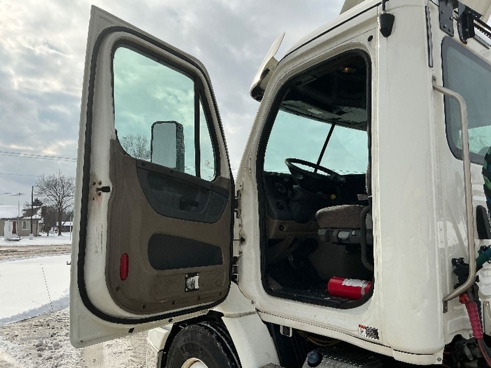 Day Cab Tractor-Heavy Duty Tractors-Freightliner-2020-Cascadia 11342ST-Elkhart-IN-394,342\n\t\tmiles-$ 29,250 - Image 9