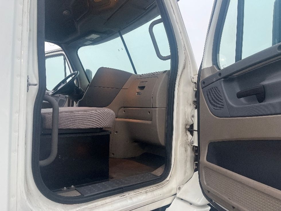 Day Cab Tractor-Heavy Duty Tractors-Freightliner-2020-Cascadia 11342ST-Elkhart-IN-435,182\n\t\tmiles-$ 27,250 - Image 12