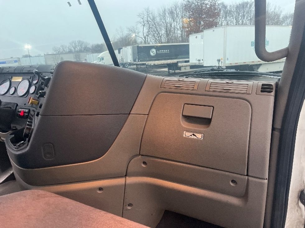 Day Cab Tractor-Heavy Duty Tractors-Freightliner-2020-Cascadia 11342ST-Elkhart-IN-435,182\n\t\tmiles-$ 27,250 - Image 13