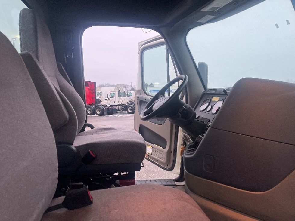 Day Cab Tractor-Heavy Duty Tractors-Freightliner-2020-Cascadia 11342ST-Elkhart-IN-435,182\n\t\tmiles-$ 27,250 - Image 14