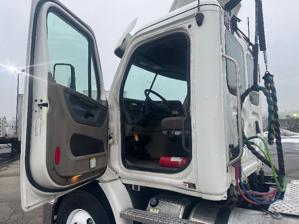 Day Cab Tractor-Heavy Duty Tractors-Freightliner-2020-Cascadia 11342ST-Elkhart-IN-435,182\n\t\tmiles-$ 27,250 - Image 9