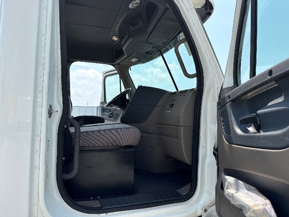 Day Cab Tractor-Heavy Duty Tractors-Freightliner-2020-Cascadia 11342ST-Findlay-OH-422,161\n\t\tmiles-$ 31,500 - Image 12