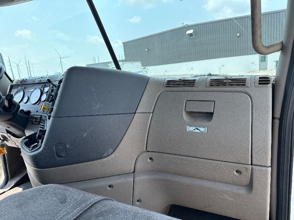 Day Cab Tractor-Heavy Duty Tractors-Freightliner-2020-Cascadia 11342ST-Findlay-OH-422,161\n\t\tmiles-$ 31,500 - Image 13
