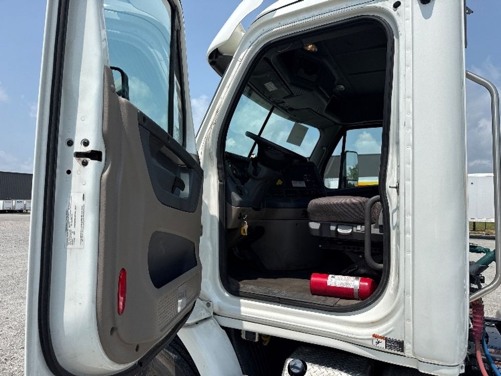 Day Cab Tractor-Heavy Duty Tractors-Freightliner-2020-Cascadia 11342ST-Findlay-OH-422,161\n\t\tmiles-$ 31,500 - Image 9