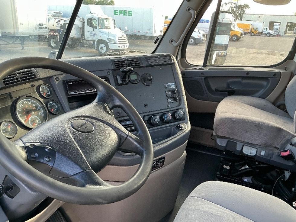 Day Cab Tractor-Heavy Duty Tractors-Freightliner-2020-Cascadia 11342ST-Fresno-CA-232,835\n\t\tmiles-$ 45,250 - Image 10