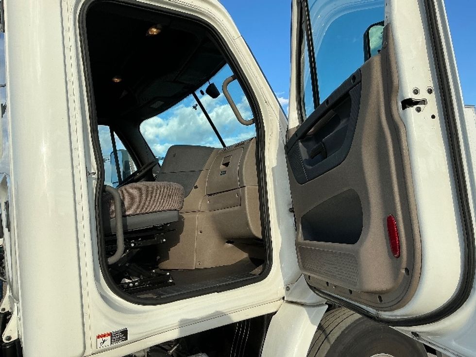 Day Cab Tractor-Heavy Duty Tractors-Freightliner-2020-Cascadia 11342ST-Fresno-CA-232,835\n\t\tmiles-$ 45,250 - Image 12