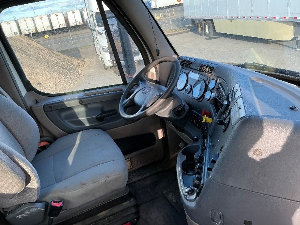 Day Cab Tractor-Heavy Duty Tractors-Freightliner-2020-Cascadia 11342ST-Fresno-CA-232,835\n\t\tmiles-$ 45,250 - Image 14