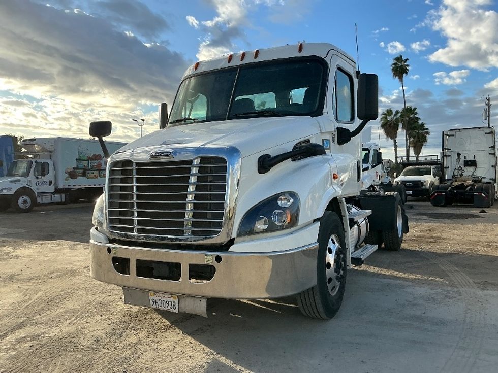 Day Cab Tractor-Heavy Duty Tractors-Freightliner-2020-Cascadia 11342ST-Fresno-CA-232,835\n\t\tmiles-$ 45,250 - Image 3
