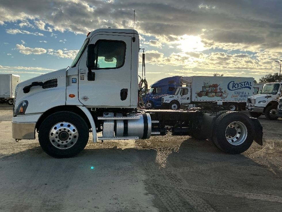 Day Cab Tractor-Heavy Duty Tractors-Freightliner-2020-Cascadia 11342ST-Fresno-CA-232,835\n\t\tmiles-$ 45,250 - Image 4