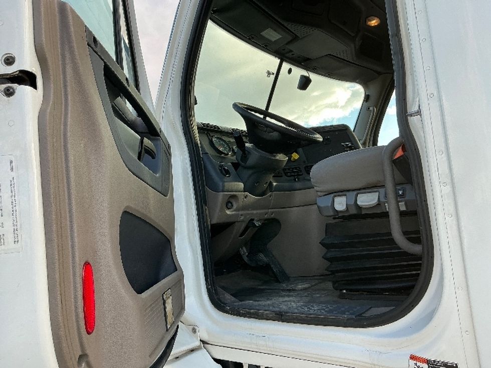 Day Cab Tractor-Heavy Duty Tractors-Freightliner-2020-Cascadia 11342ST-Fresno-CA-232,835\n\t\tmiles-$ 45,250 - Image 9