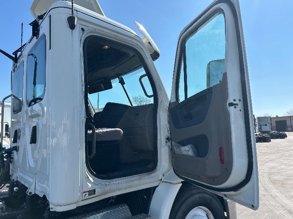 Day Cab Tractor-Heavy Duty Tractors-Freightliner-2020-Cascadia 11342ST-Indianapolis-IN-196,570\n\t\tmiles-$ 37,500 - Image 12