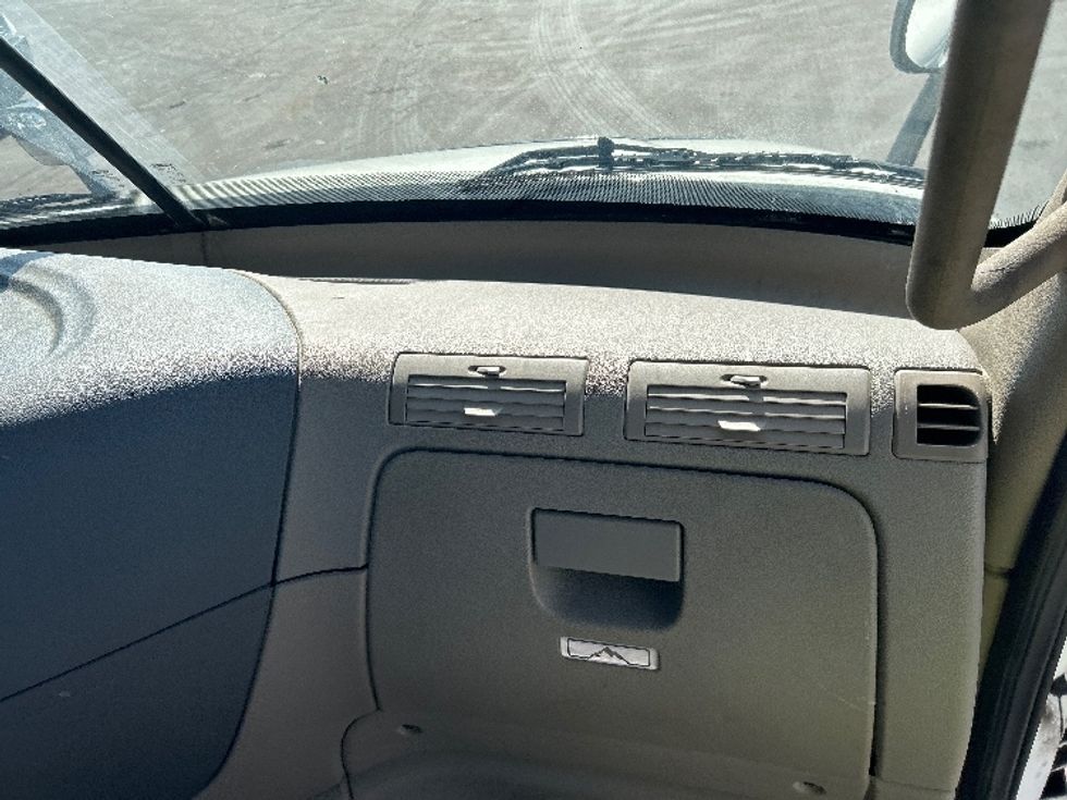 Day Cab Tractor-Heavy Duty Tractors-Freightliner-2020-Cascadia 11342ST-Indianapolis-IN-196,570\n\t\tmiles-$ 37,500 - Image 13