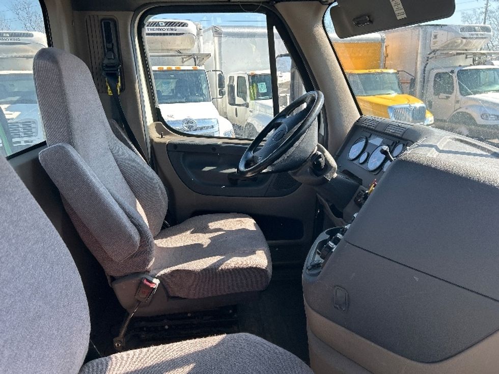 Day Cab Tractor-Heavy Duty Tractors-Freightliner-2020-Cascadia 11342ST-Indianapolis-IN-196,570\n\t\tmiles-$ 37,500 - Image 14