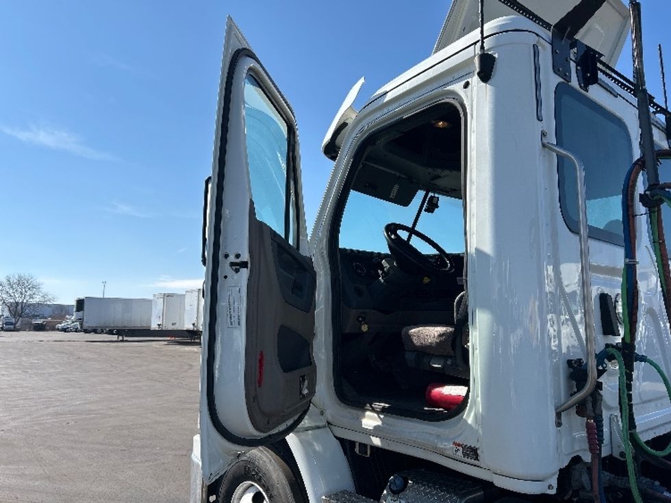Day Cab Tractor-Heavy Duty Tractors-Freightliner-2020-Cascadia 11342ST-Indianapolis-IN-196,570\n\t\tmiles-$ 37,500 - Image 9