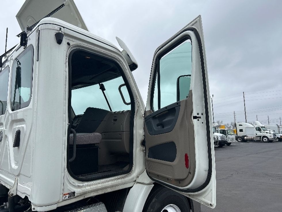 Day Cab Tractor-Heavy Duty Tractors-Freightliner-2020-Cascadia 11342ST-Indianapolis-IN-286,886\n\t\tmiles-$ 33,250 - Image 12