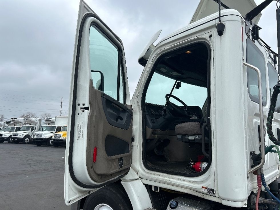 Day Cab Tractor-Heavy Duty Tractors-Freightliner-2020-Cascadia 11342ST-Indianapolis-IN-286,886\n\t\tmiles-$ 33,250 - Image 9