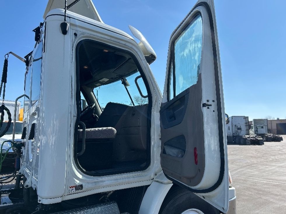 Day Cab Tractor-Heavy Duty Tractors-Freightliner-2020-Cascadia 11342ST-Indianapolis-IN-348,816\n\t\tmiles-$ 30,250 - Image 12
