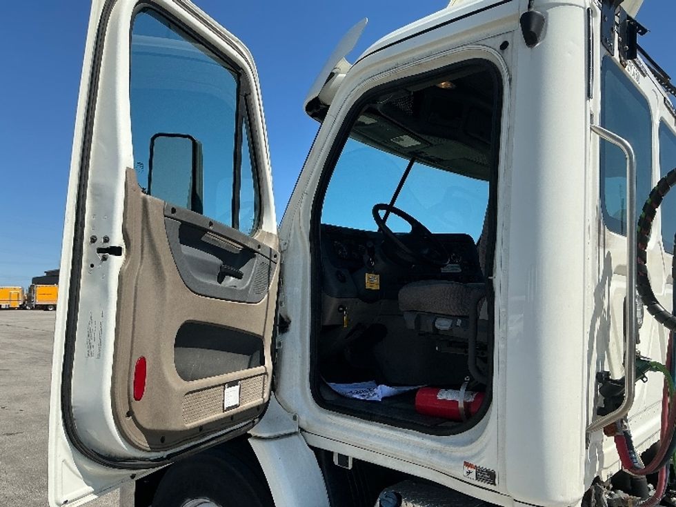 Day Cab Tractor-Heavy Duty Tractors-Freightliner-2020-Cascadia 11342ST-La Porte-IN-249,667\n\t\tmiles-$ 37,750 - Image 9