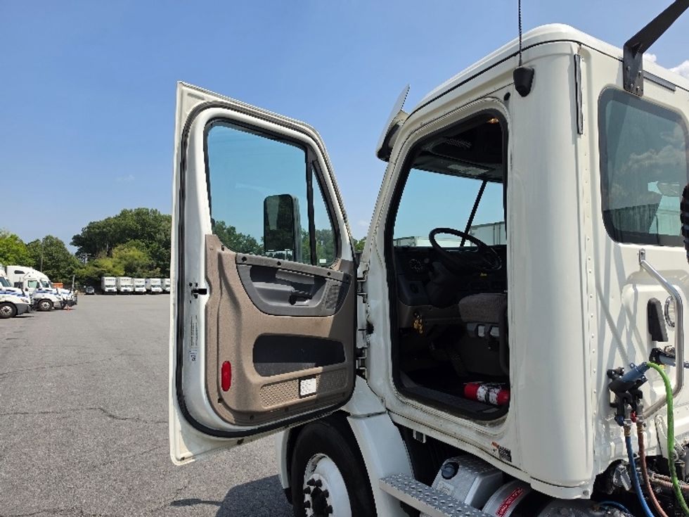 Day Cab Tractor-Heavy Duty Tractors-Freightliner-2020-Cascadia 11342ST-Little Rock-AR-348,412\n\t\tmiles-$ 32,000 - Image 9