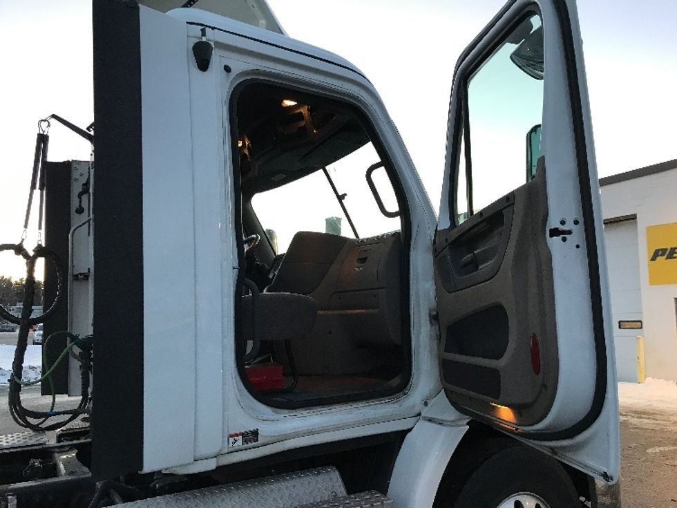 Day Cab Tractor-Heavy Duty Tractors-Freightliner-2020-Cascadia 11342ST-Londonderry-NH-214,531\n\t\tmiles-$ 38,250 - Image 12