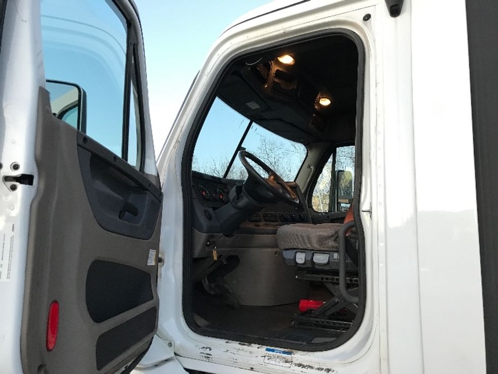 Day Cab Tractor-Heavy Duty Tractors-Freightliner-2020-Cascadia 11342ST-Londonderry-NH-214,531\n\t\tmiles-$ 38,250 - Image 9