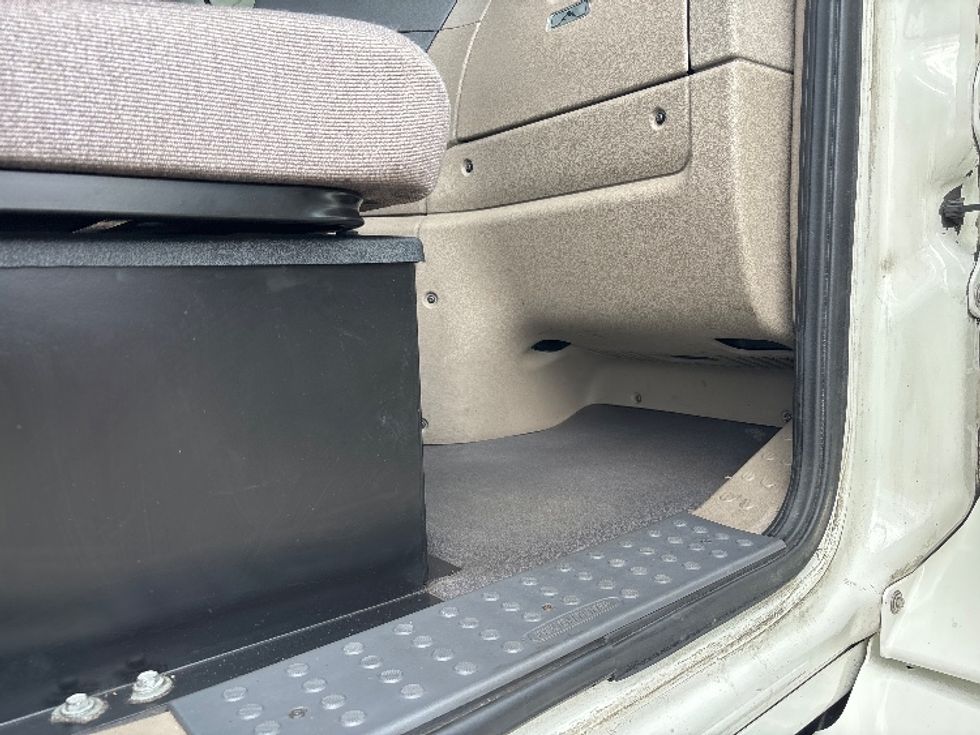 Day Cab Tractor-Heavy Duty Tractors-Freightliner-2020-Cascadia 11342ST-Middlefield-OH-400,860\n\t\tmiles-$ 28,750 - Image 12