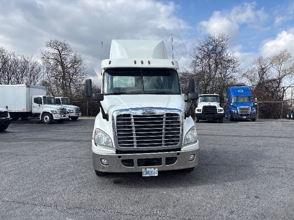 Day Cab Tractor-Heavy Duty Tractors-Freightliner-2020-Cascadia 11342ST-Middlefield-OH-400,860\n\t\tmiles-$ 28,750 - Image 2