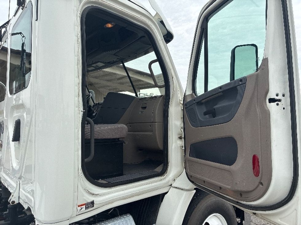 Day Cab Tractor-Heavy Duty Tractors-Freightliner-2020-Cascadia 11342ST-Nashville-TN-335,387\n\t\tmiles-$ 35,750 - Image 12