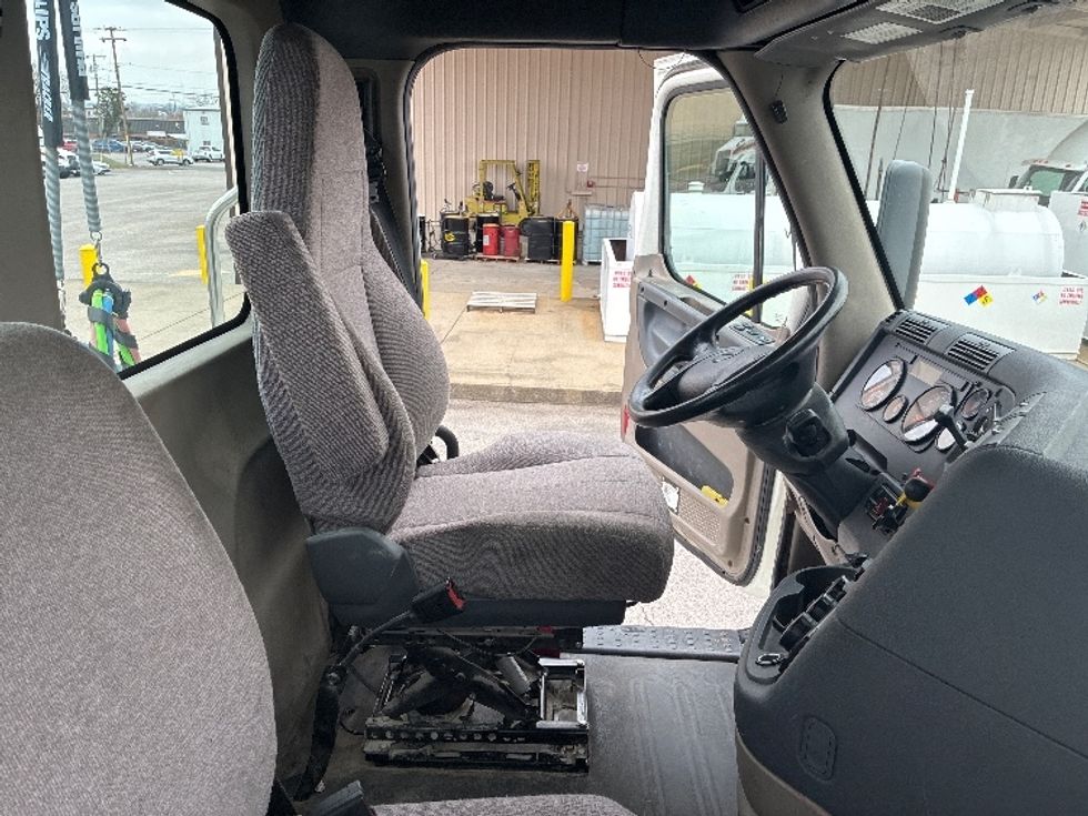 Day Cab Tractor-Heavy Duty Tractors-Freightliner-2020-Cascadia 11342ST-Nashville-TN-335,387\n\t\tmiles-$ 35,750 - Image 14