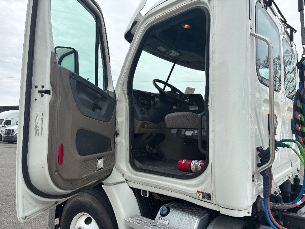 Day Cab Tractor-Heavy Duty Tractors-Freightliner-2020-Cascadia 11342ST-Nashville-TN-335,387\n\t\tmiles-$ 35,750 - Image 9