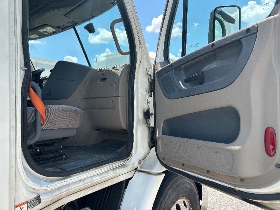 Day Cab Tractor-Heavy Duty Tractors-Freightliner-2020-Cascadia 11342ST-Orlando-FL-517,003\n\t\tmiles-$ 29,500 - Image 12