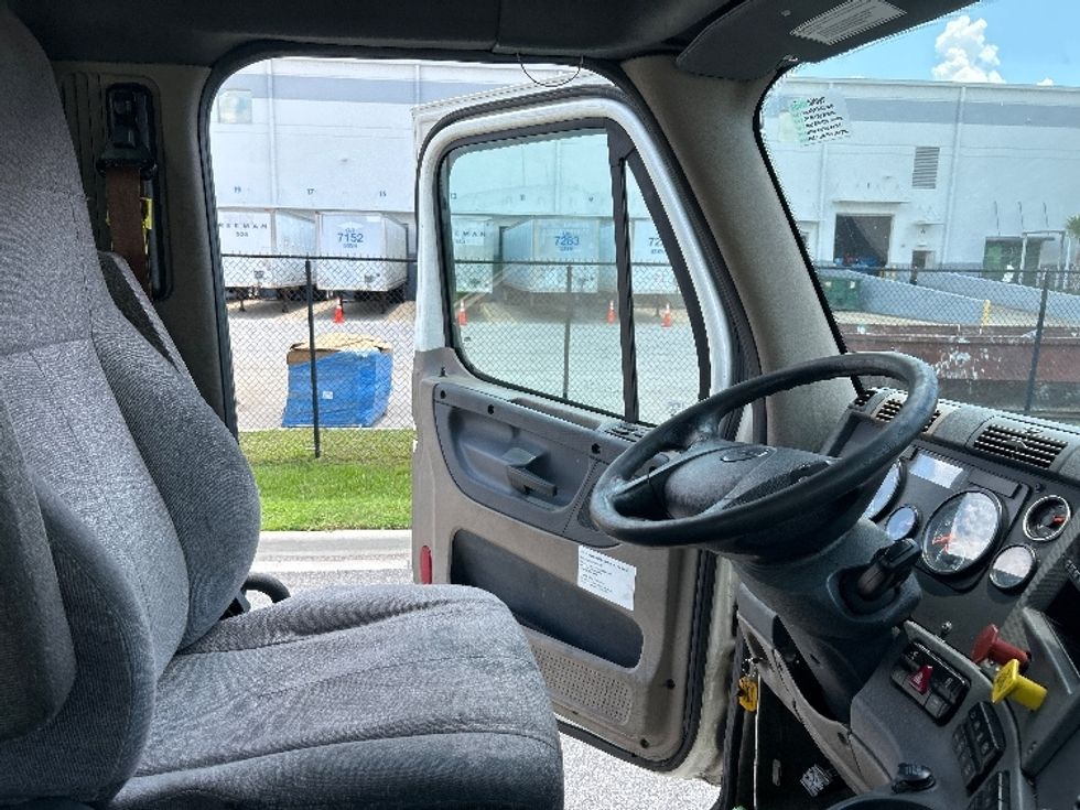 Day Cab Tractor-Heavy Duty Tractors-Freightliner-2020-Cascadia 11342ST-Orlando-FL-517,003\n\t\tmiles-$ 29,500 - Image 14