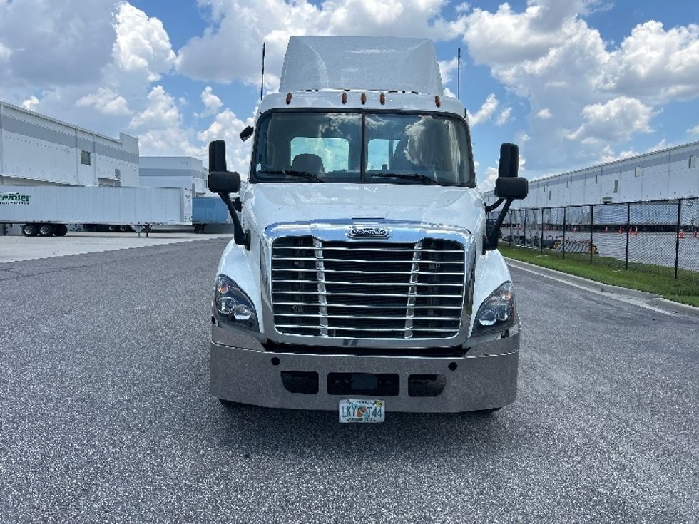 Day Cab Tractor-Heavy Duty Tractors-Freightliner-2020-Cascadia 11342ST-Orlando-FL-517,003\n\t\tmiles-$ 29,500 - Image 2