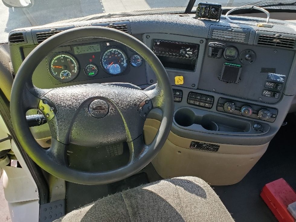 2020 Freightliner Cascadia 113" sleeper cab photo 10