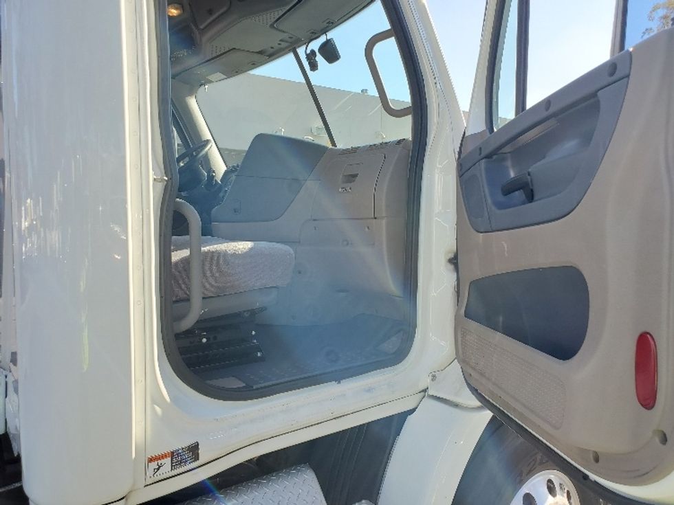 2020 Freightliner Cascadia 113" sleeper cab photo 11