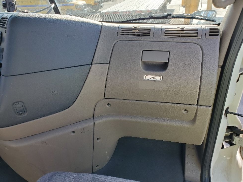 2020 Freightliner Cascadia 113" sleeper cab photo 12