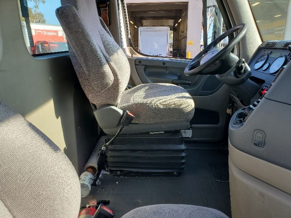 2020 Freightliner Cascadia 113" sleeper cab photo 13