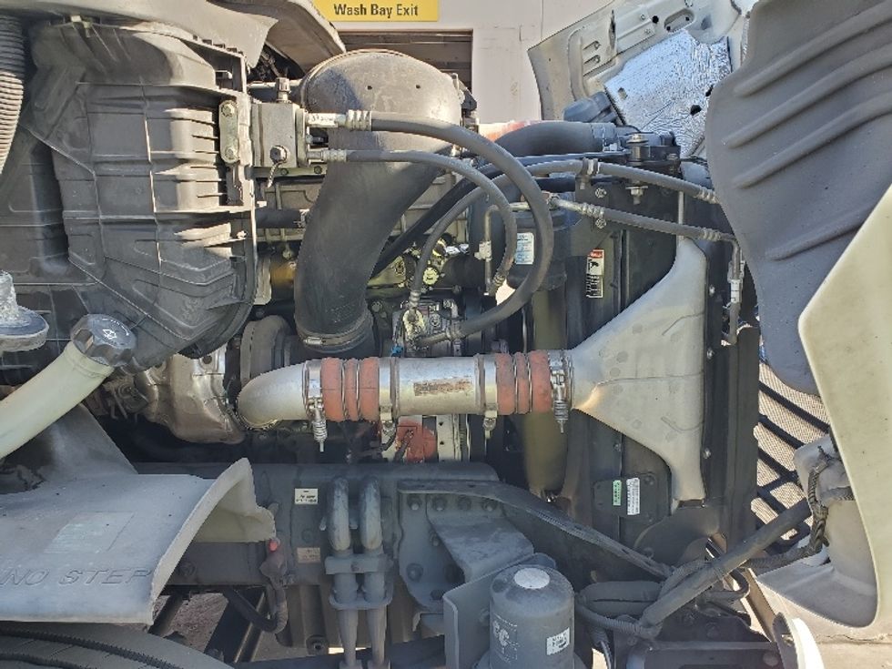 2020 Freightliner Cascadia 113" sleeper cab photo 14