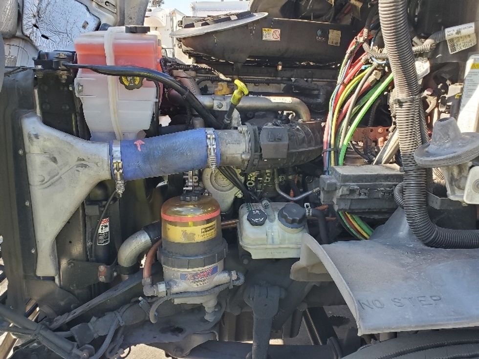 2020 Freightliner Cascadia 113" sleeper cab photo 15