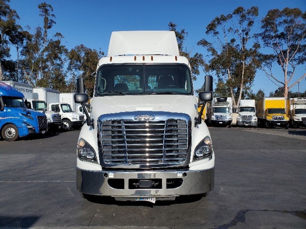 2020 Freightliner Cascadia 113" sleeper cab photo 2