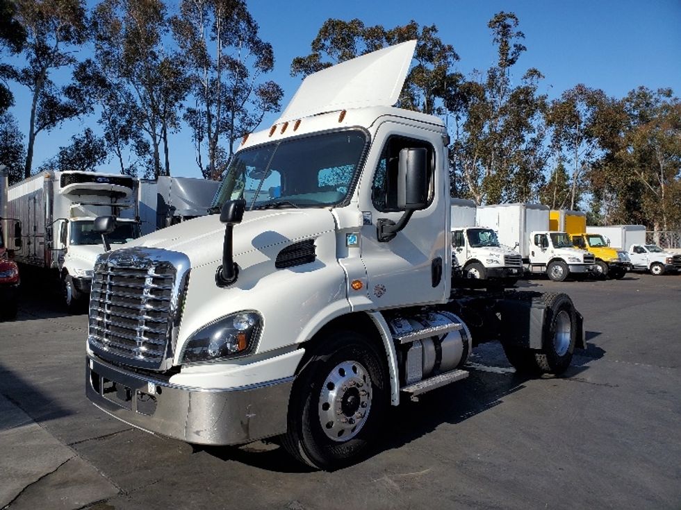 2020 Freightliner Cascadia 113" sleeper cab photo 3